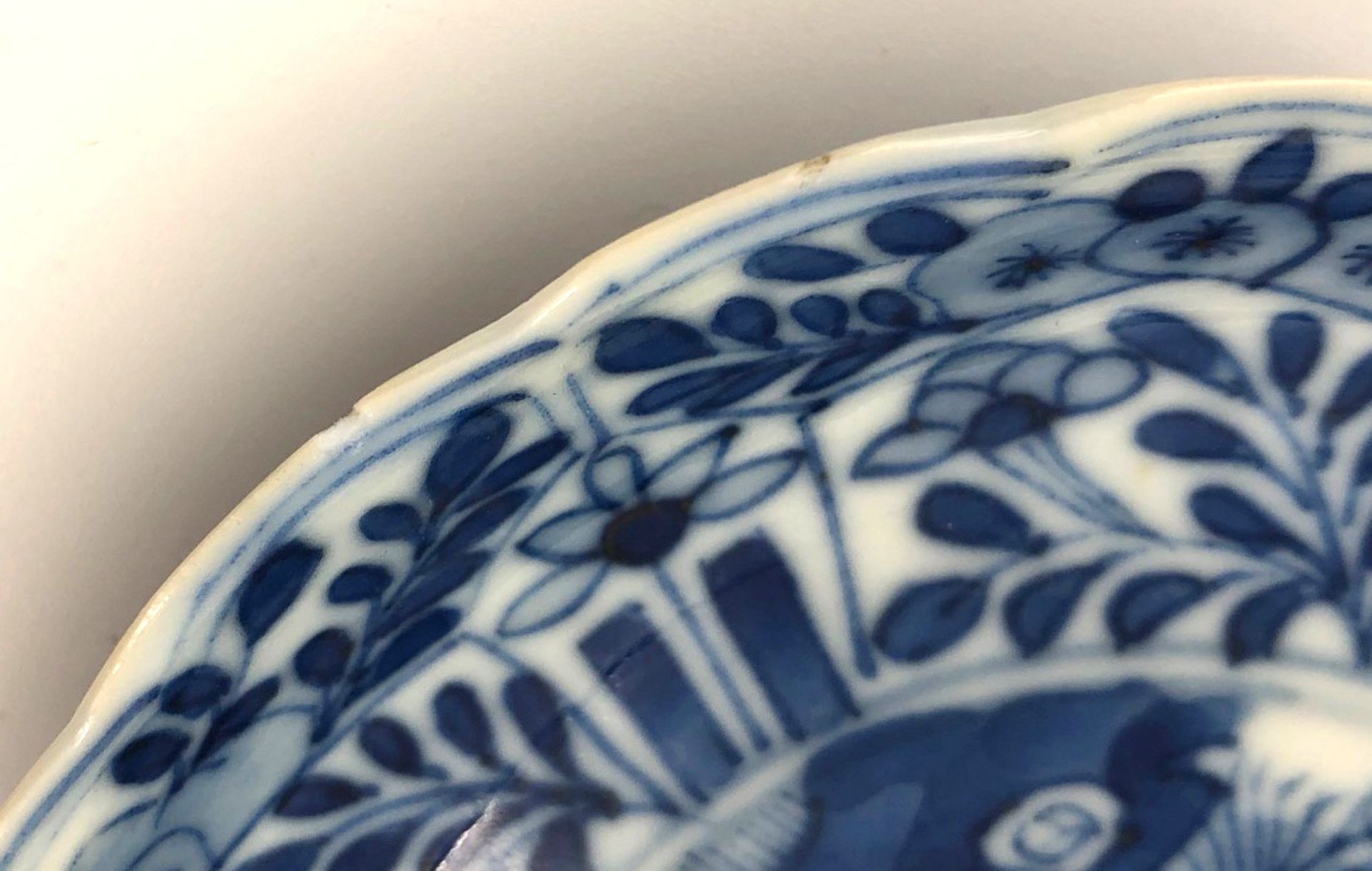 Kleiner Teller Blau - Weiss Porzellan mit Blumen. Wohl China / Japan alt.11,2 cm Durchmesser, 2 cm - Bild 6 aus 6