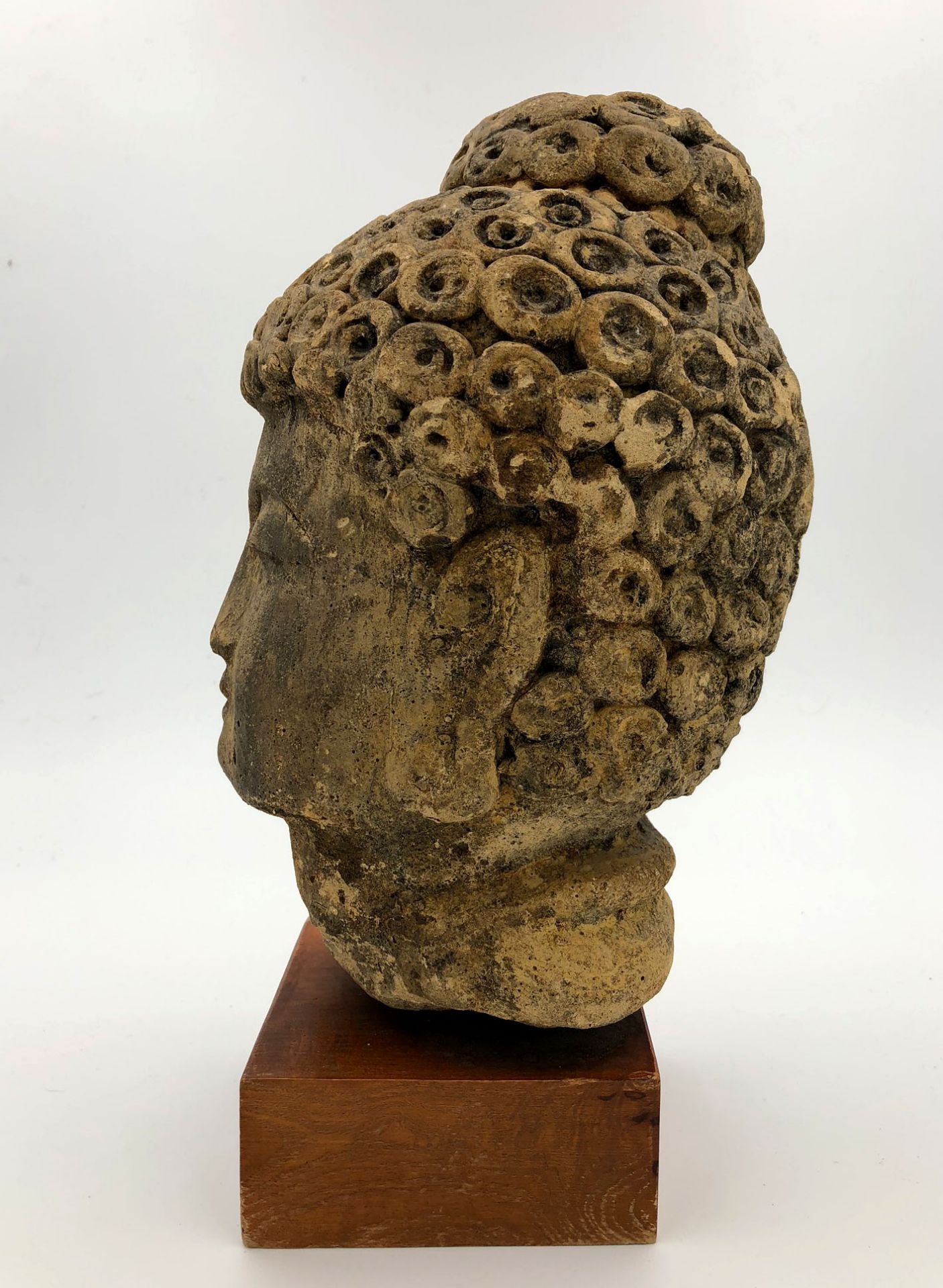 Buddha Kopf. Wohl China / Japan / Thailand? 30 (38) cm hoch. Stein?Buddha head. Probably China / - Image 3 of 10