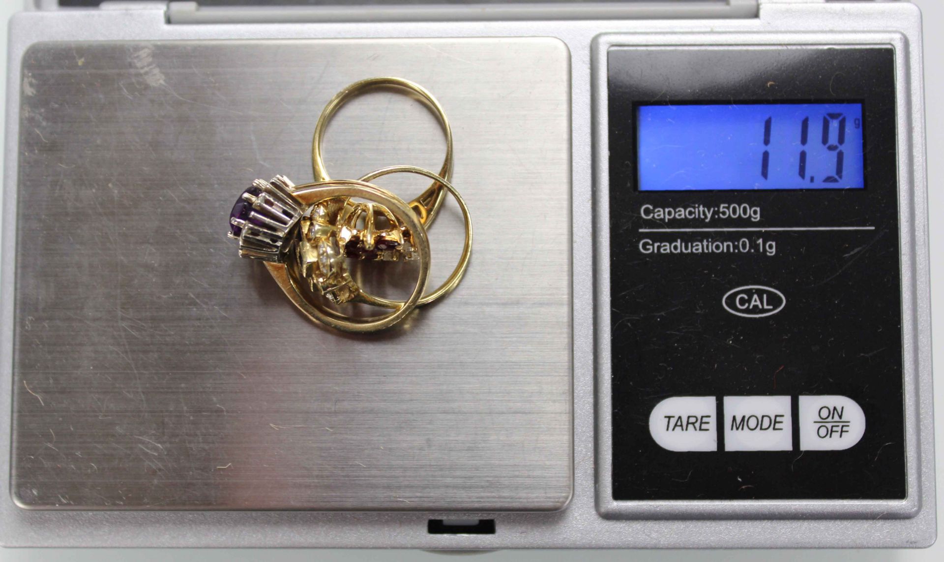 Gelb Gold 585. 3 Ringe. Amethyst, Rubine, Saphire, Diamanten.11,9 Gramm Gesamtgewicht. 3 Diamanten - Image 8 of 8