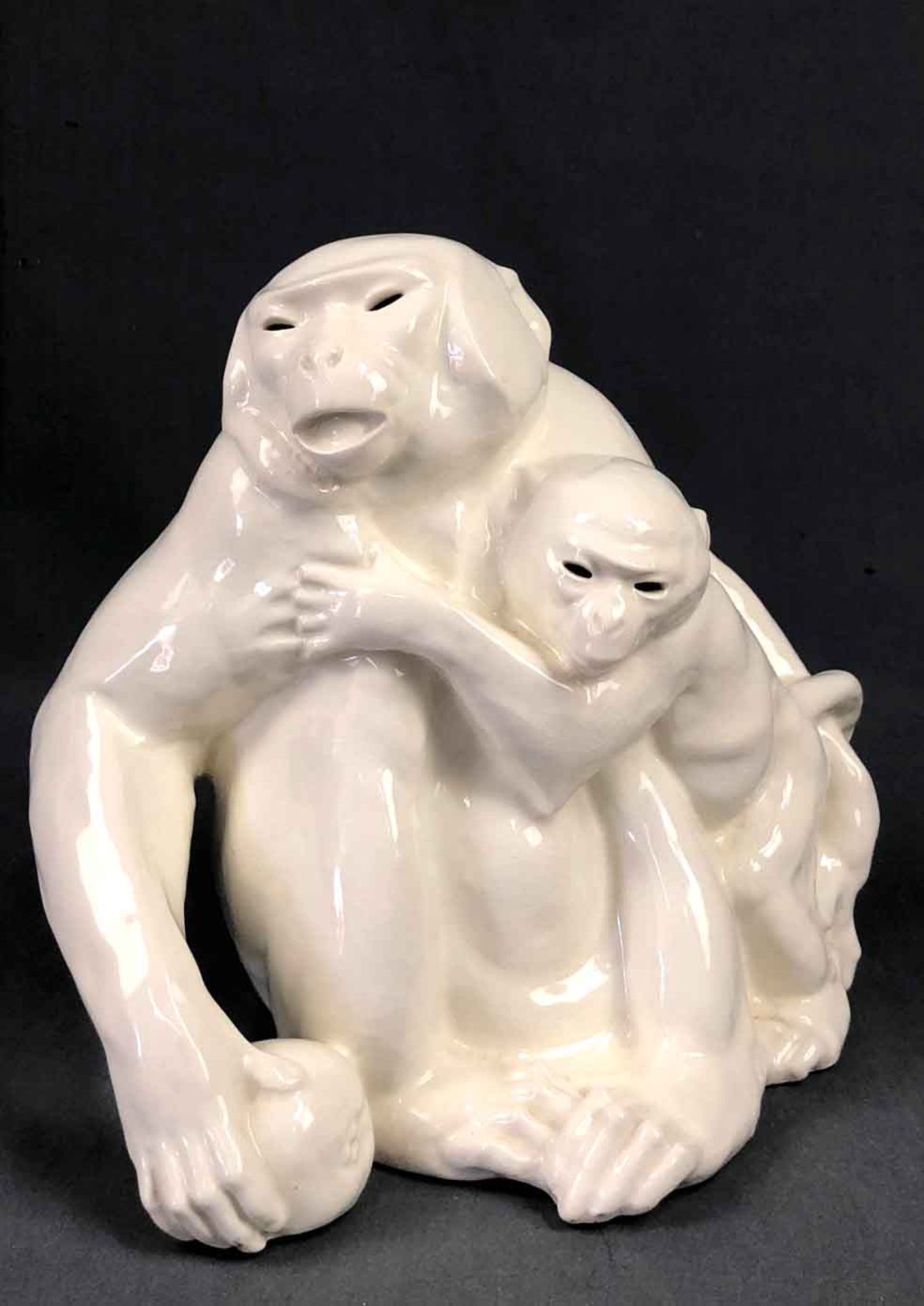 Bruno SCHÄFER (1883 - 1957). 2 Affengruppen. Schimpansen und Paviane.Bis 31 cm hoch. Keramik. - Image 10 of 27
