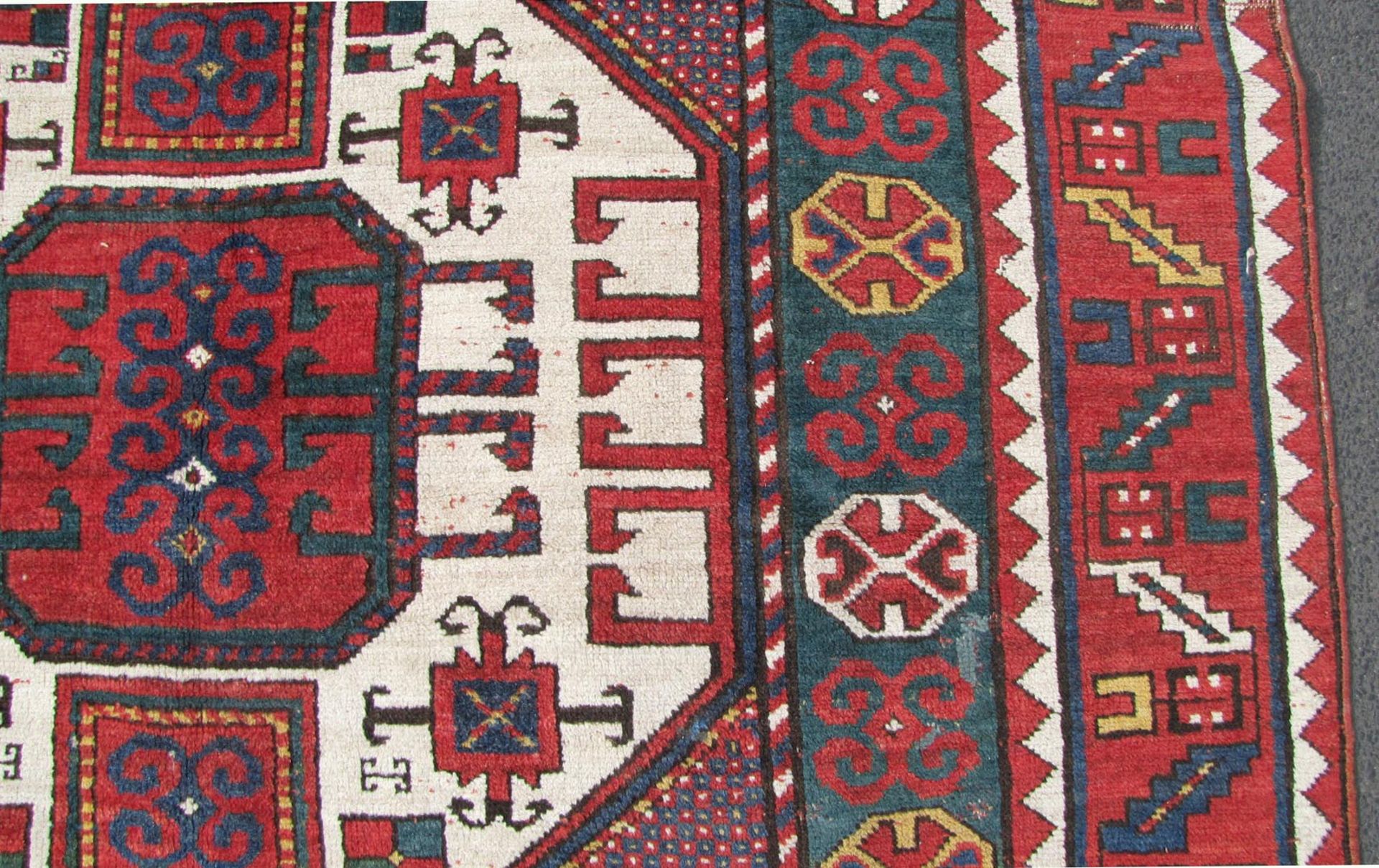 Karachoph Kasak. Kaukasus. Antik, circa 120 - 160 Jahre alt.213 cm x 175 cm. Handgeknüpft. Wolle auf - Bild 8 aus 12