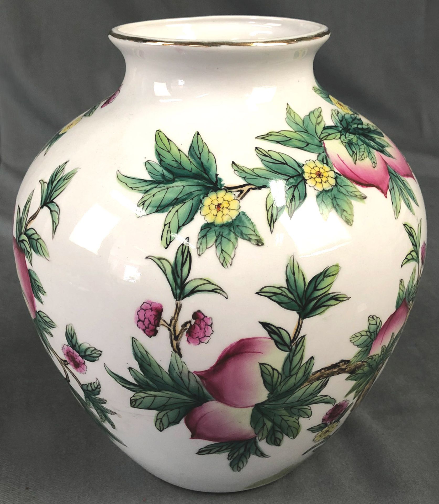 Vase mit Blumendekor. Wohl China. Marke. Porzellan.26,5 cm hoch. Durchmesser 27 cm.Vase with - Bild 11 aus 15