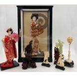 8 Skulpturen / Figuren / Puppen, wohl China / Japan, alt.Die Vitrine ist 44 cm hoch. Auch 2 Geisha