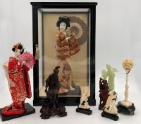 8 Skulpturen / Figuren / Puppen, wohl China / Japan, alt.Die Vitrine ist 44 cm hoch. Auch 2 Geisha