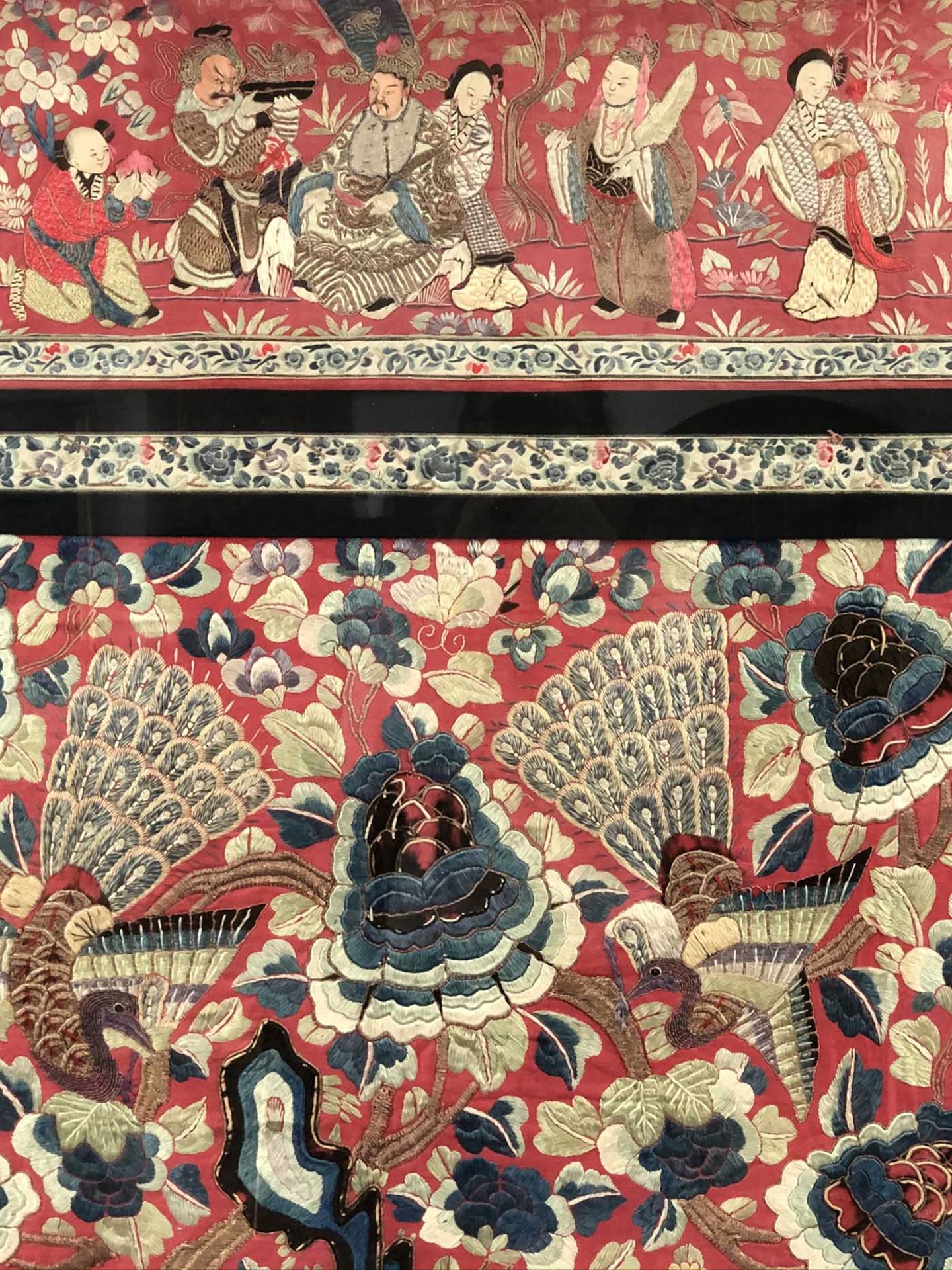 Behang. Seidenstickerei, Stumpwork. Wohl China 19. Jahrhundert.91,5 cm x 98 cm sichtbar. Hinten - Bild 9 aus 14