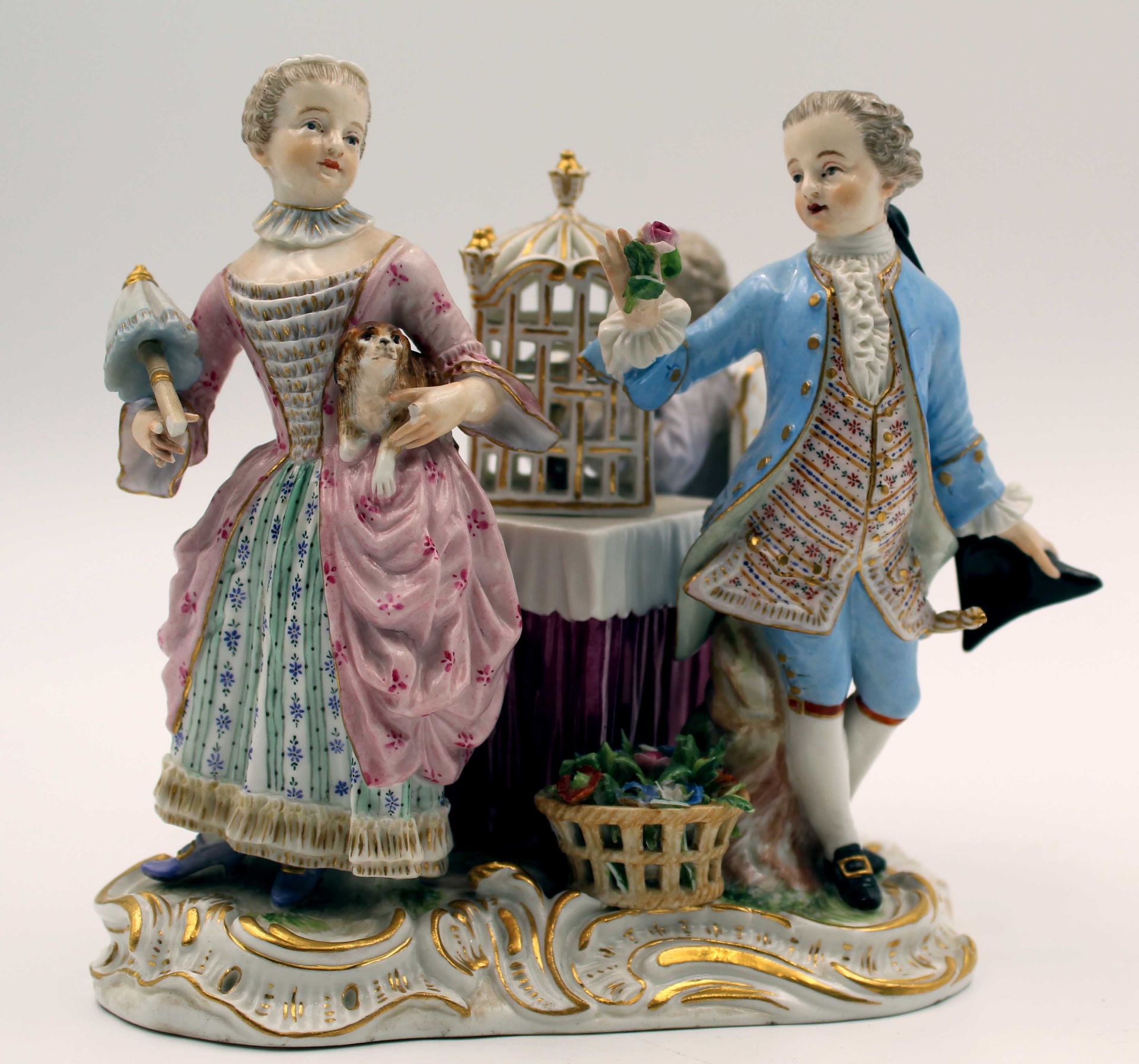 Meissen Porzellan. "Singvogelschule / Bezirzen".14 cm x 18 cm x 14 cm. Unter anderem beschädigt