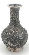 Silbervase, China. ''Hung Chong'' (1850 - 1925).10 cm hoch. Unterseitig gepunzt.Silver vase,