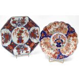 2 Imari - Platten. Japan, wohl alt.Bis 30 cm. Asiatika, Porzellan.2 Imari plates. Japan, probably