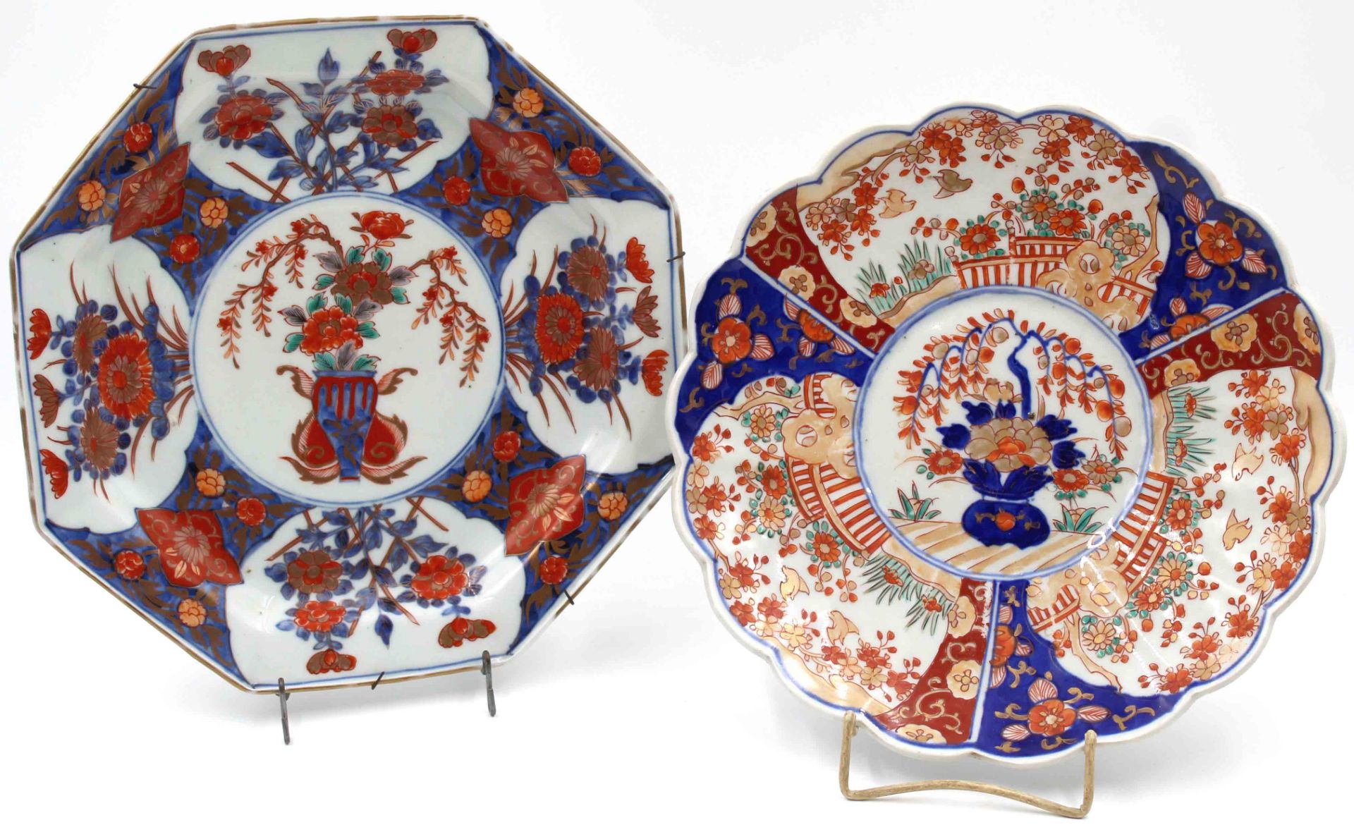 2 Imari - Platten. Japan, wohl alt.Bis 30 cm. Asiatika, Porzellan.2 Imari plates. Japan, probably