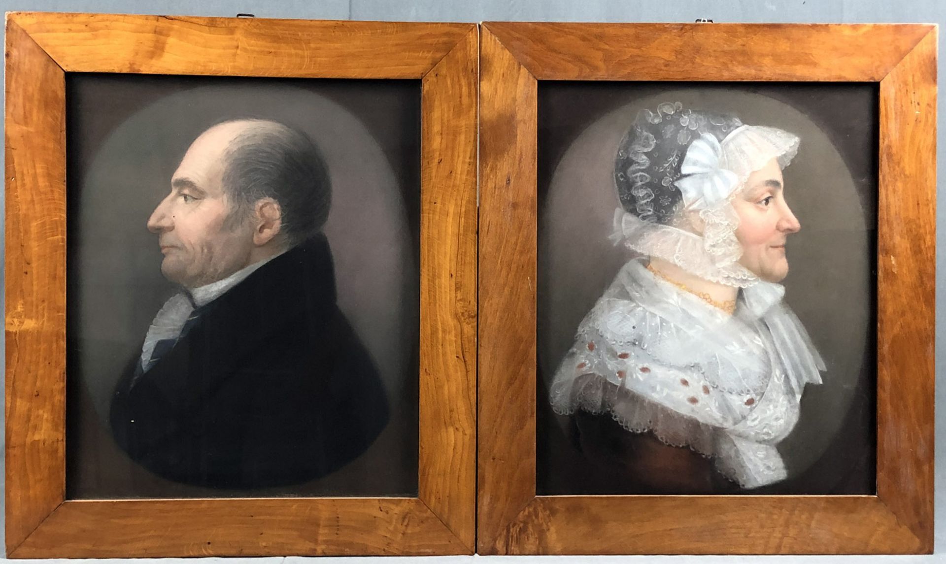 UNSIGNIERT (XIX). 2 Portraits. Dame mit Spitzenhaube und Herr.Je 44 cm x 36,5 cm. Pastell auf