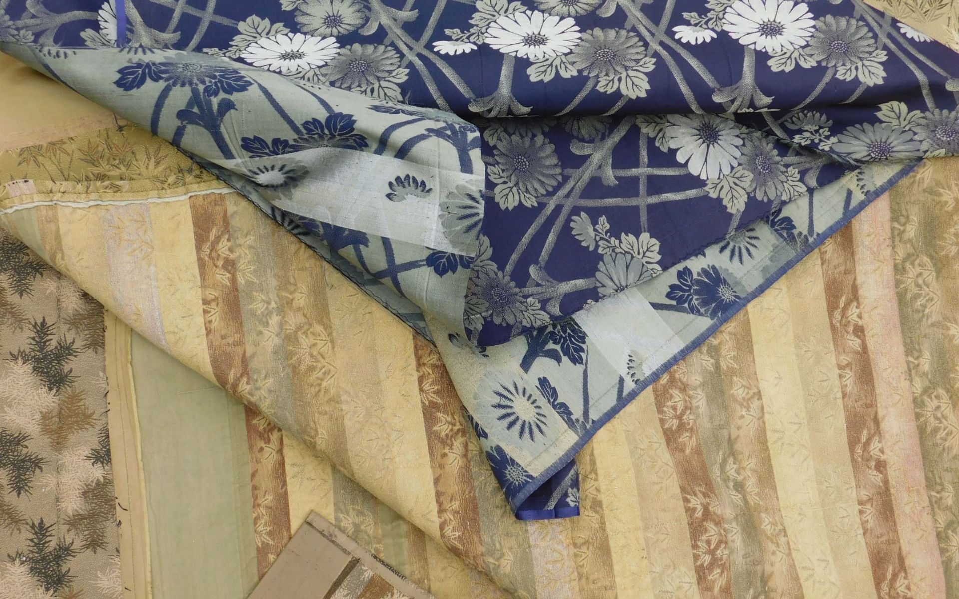 5 Obi Textilien Japan. Wohl alt, teils Seide, gewebt.Bis 205,5 cm x 65 cm.5 Obi Textiles Japan. - Image 4 of 12