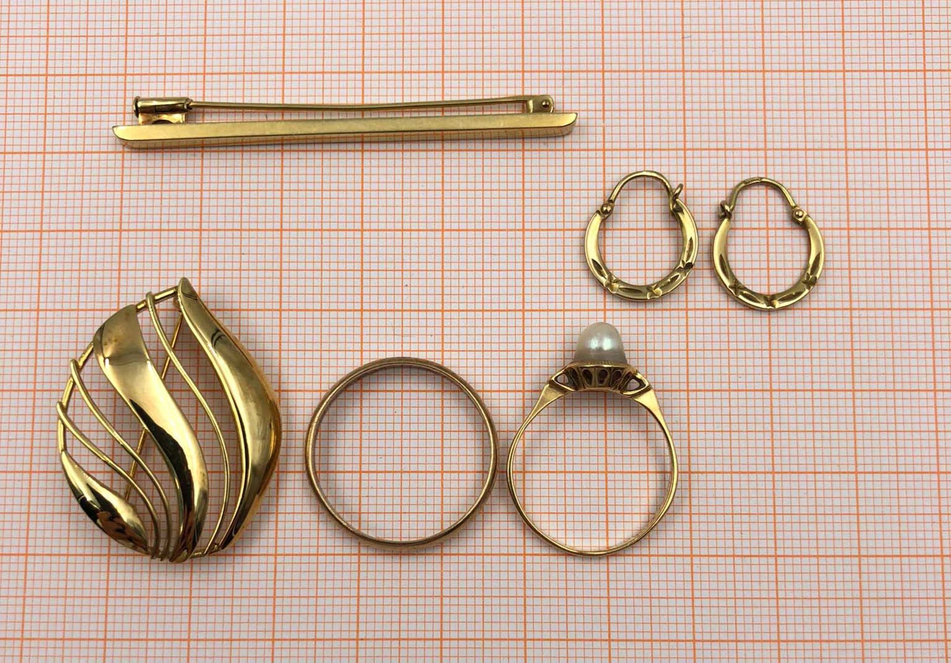 Schmuck. Gold. 333 und 585. Eine Zuchtperle.Ring 585 mit Perle 2,6 Gramm. Innendurchmesser 19 mm. - Bild 8 aus 18