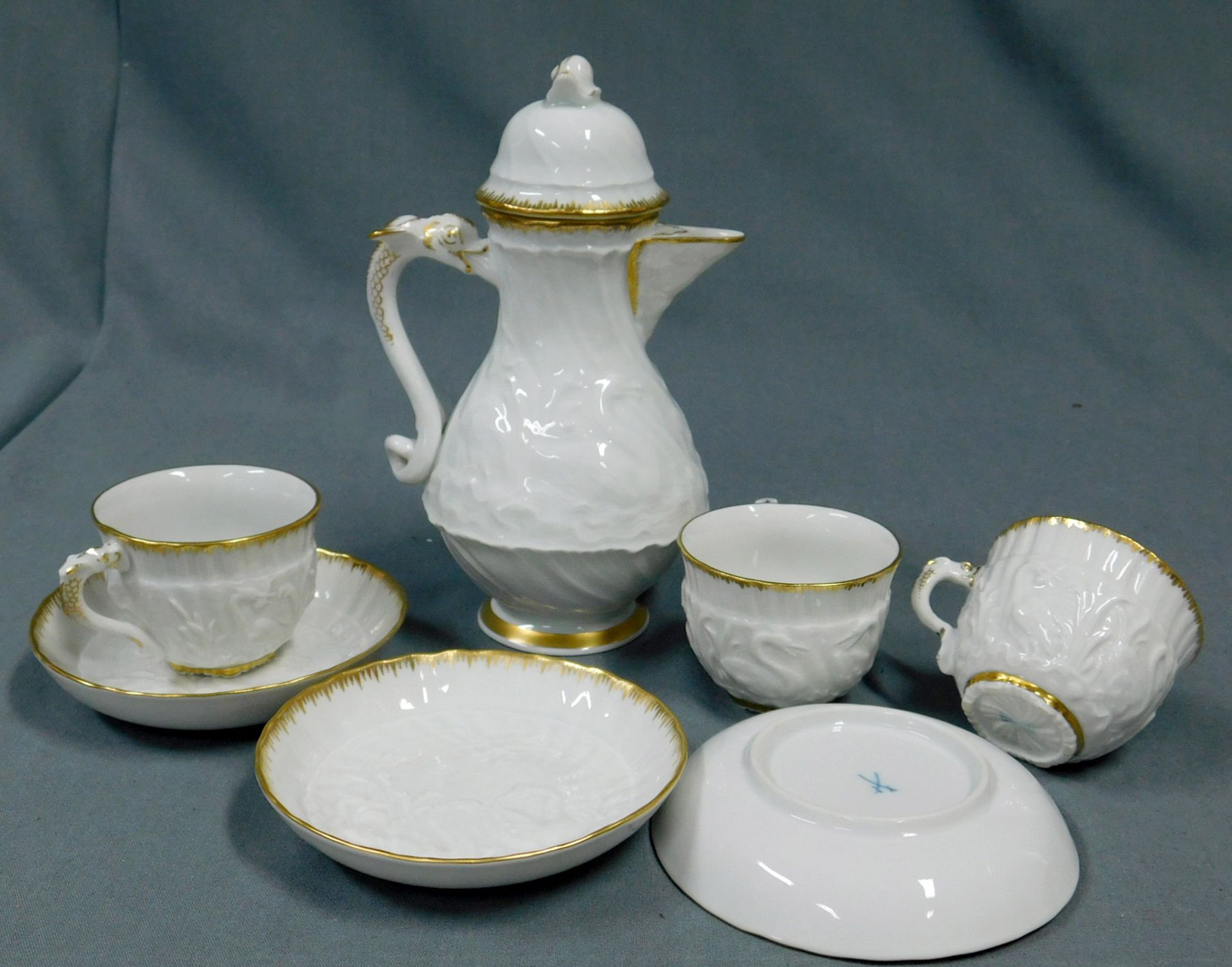 Meissen Porzellan. Schwanenservice. Goldrand.3 Mokkatassen mit Untertassen. Mokkakanne diese 19 cm