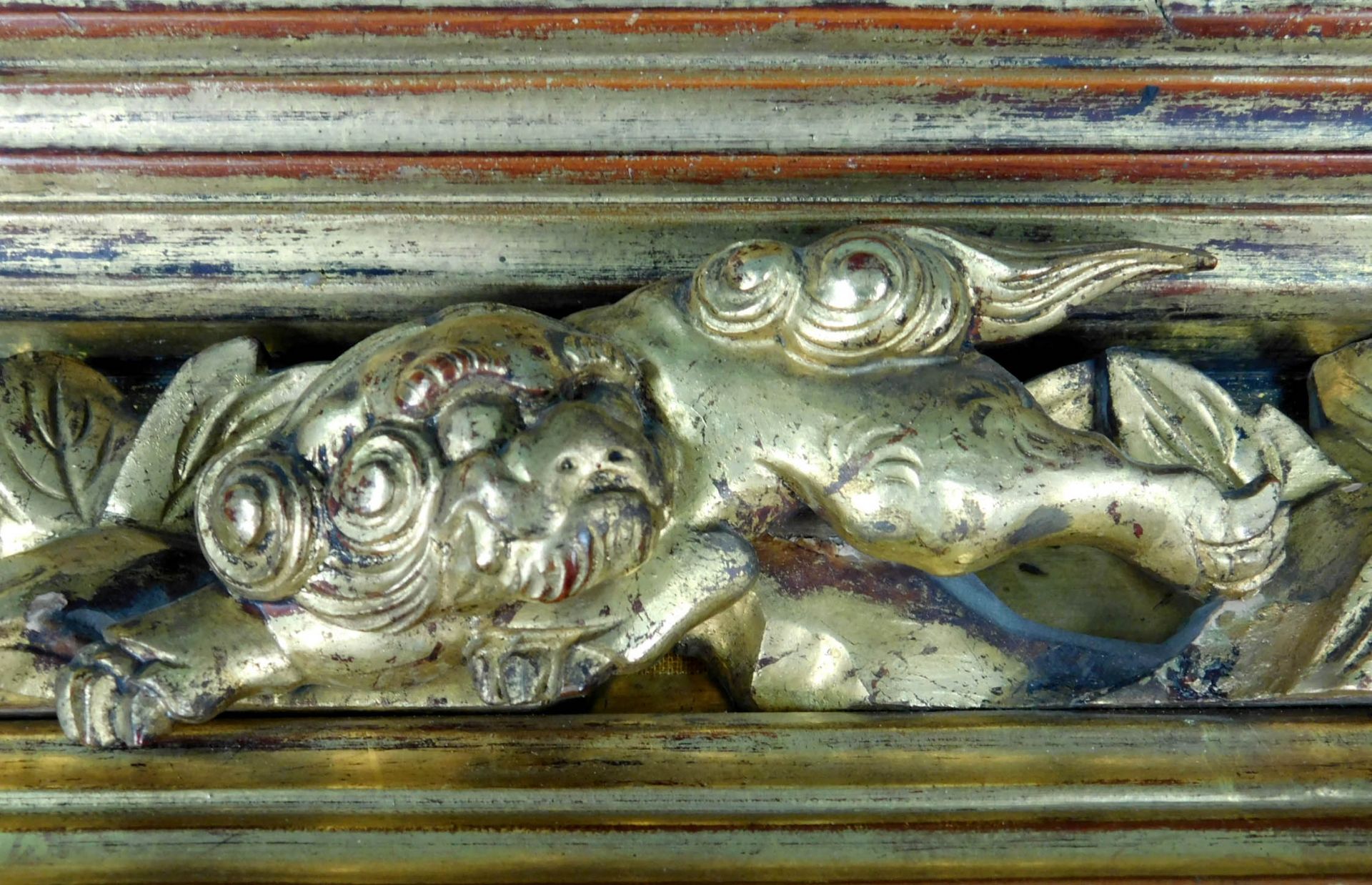Supra Porte. Holz. Goldfarben mit geschnitzten Löwen und Lotusblüten.18 cm x 104 cm x 18 cm. Wohl - Bild 6 aus 12