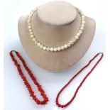 3 Colliers. 1 x Jade, 2 x Koralle.Bis 45 cm lang.3 necklaces. 1 x jade, 2 x coral.Up to 45 cm long.