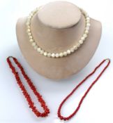 3 Colliers. 1 x Jade, 2 x Koralle.Bis 45 cm lang.3 necklaces. 1 x jade, 2 x coral.Up to 45 cm long.