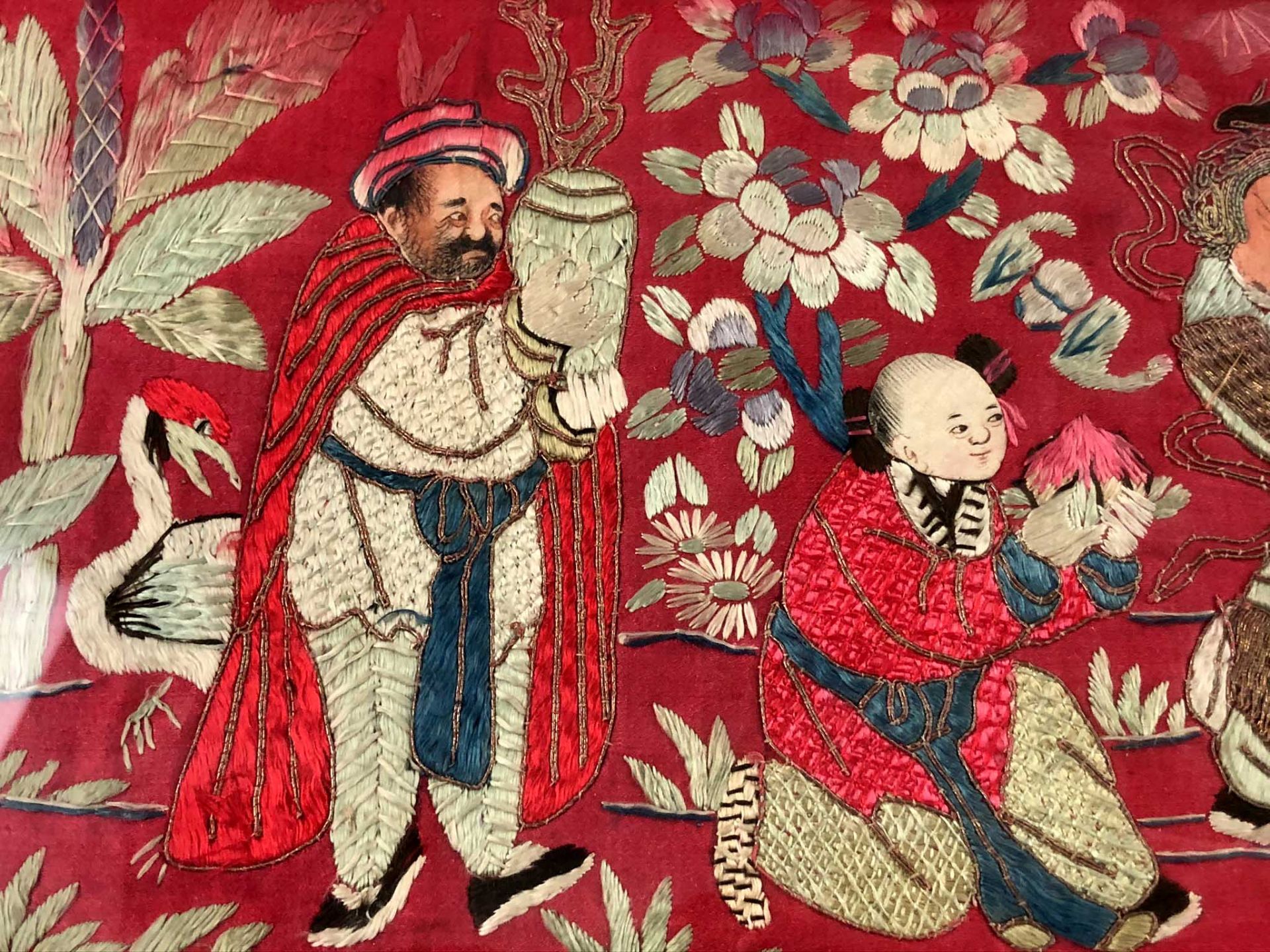 Behang. Seidenstickerei, Stumpwork. Wohl China 19. Jahrhundert.91,5 cm x 98 cm sichtbar. Hinten - Bild 4 aus 14