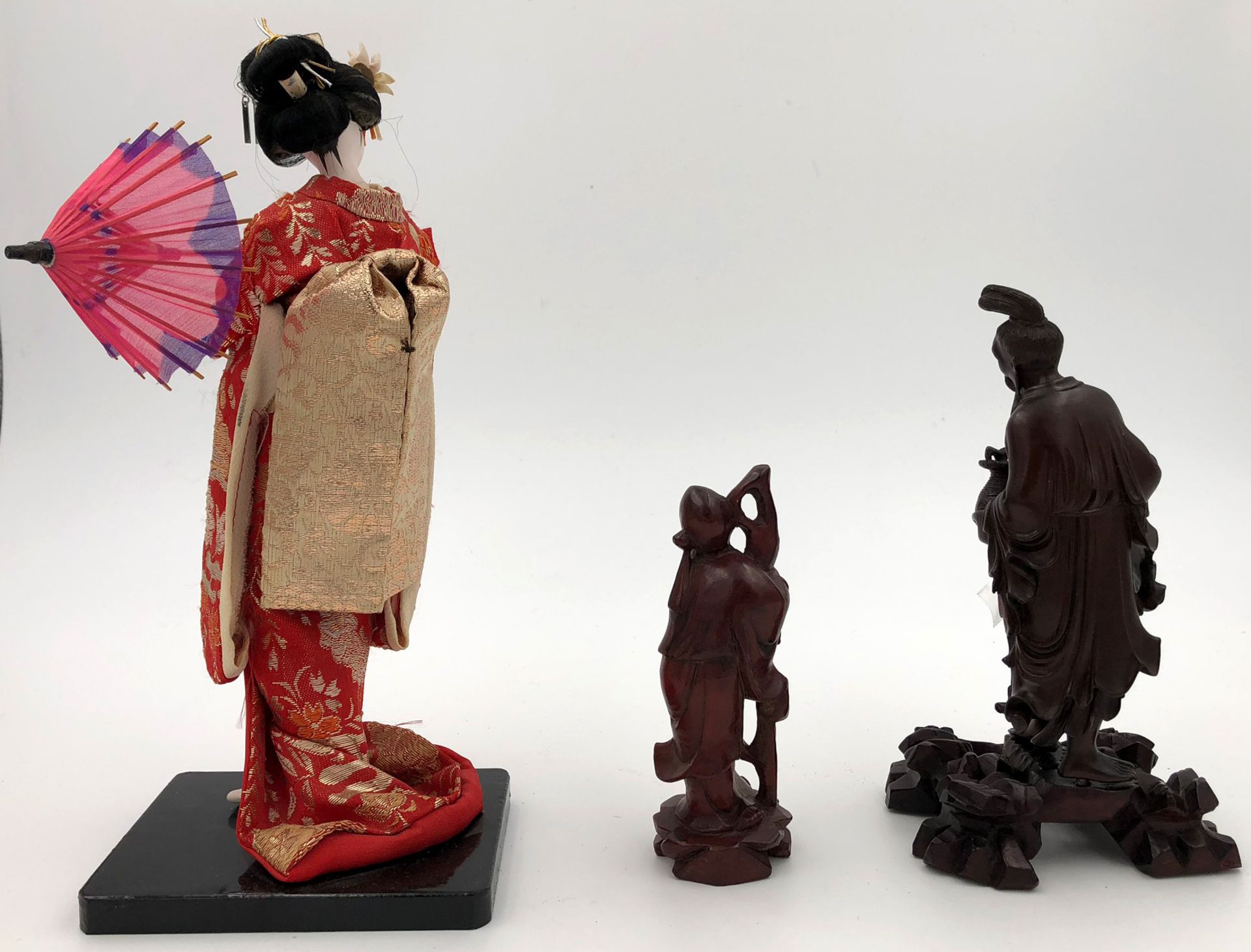 8 Skulpturen / Figuren / Puppen, wohl China / Japan, alt.Die Vitrine ist 44 cm hoch. Auch 2 Geisha - Bild 16 aus 21