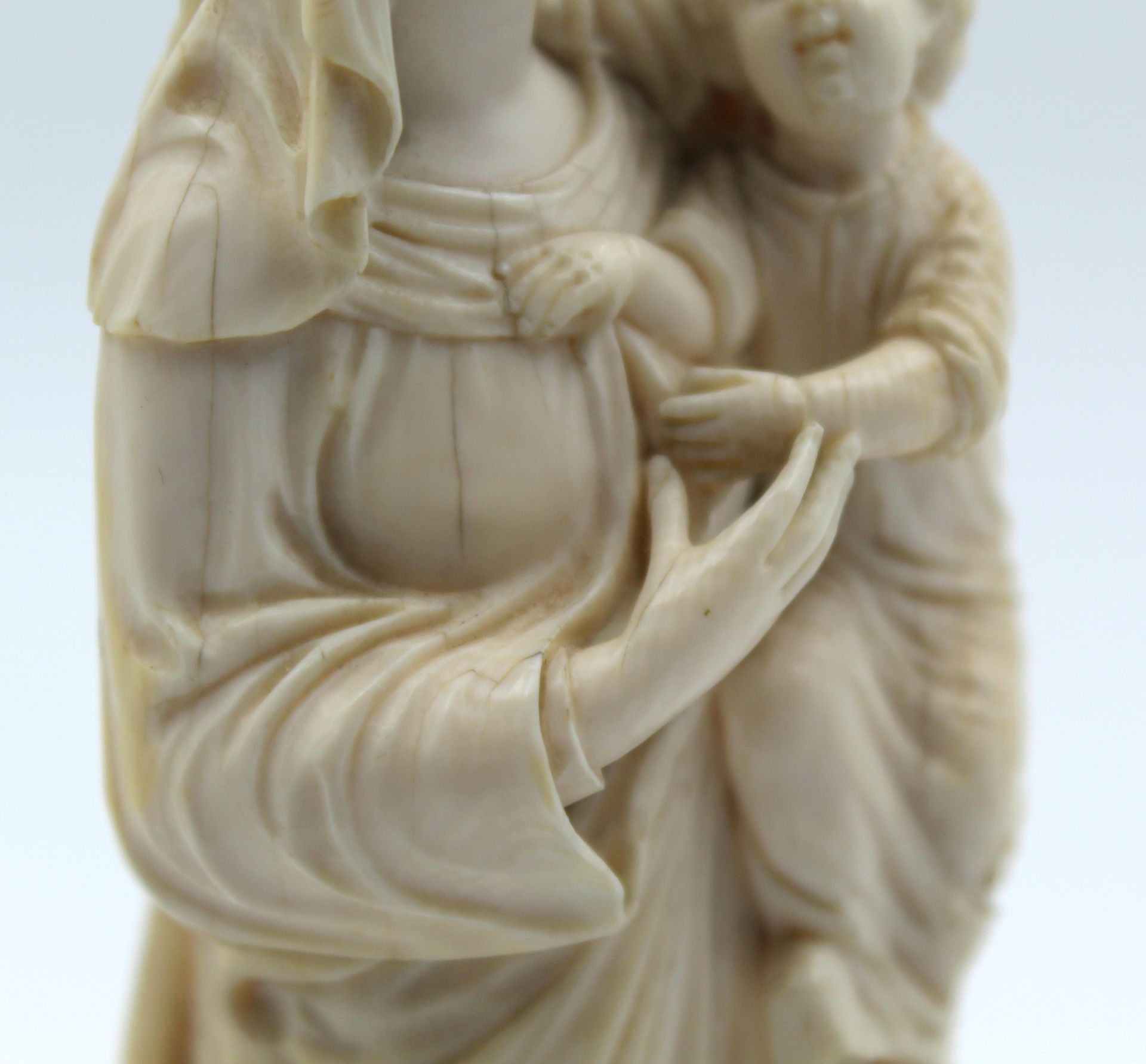 Maria mit Jesus. Skulptur aus Elfenbein. Historismus. Wohl 1850 - 1880.Die Skulptur mit den Kronen - Bild 3 aus 13