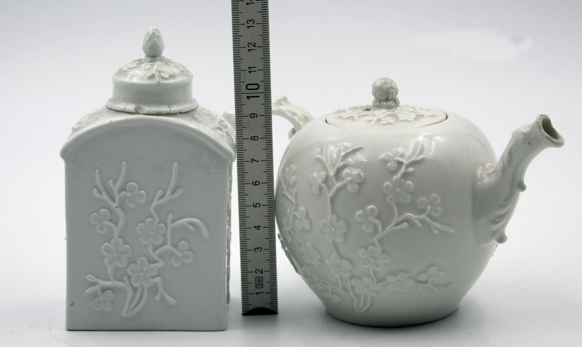 Meissen Porzellan. Kanne und Teedose. Kirschblüten Relief.Bis 13 cm hoch. Gemäß Blauer - Image 8 of 16