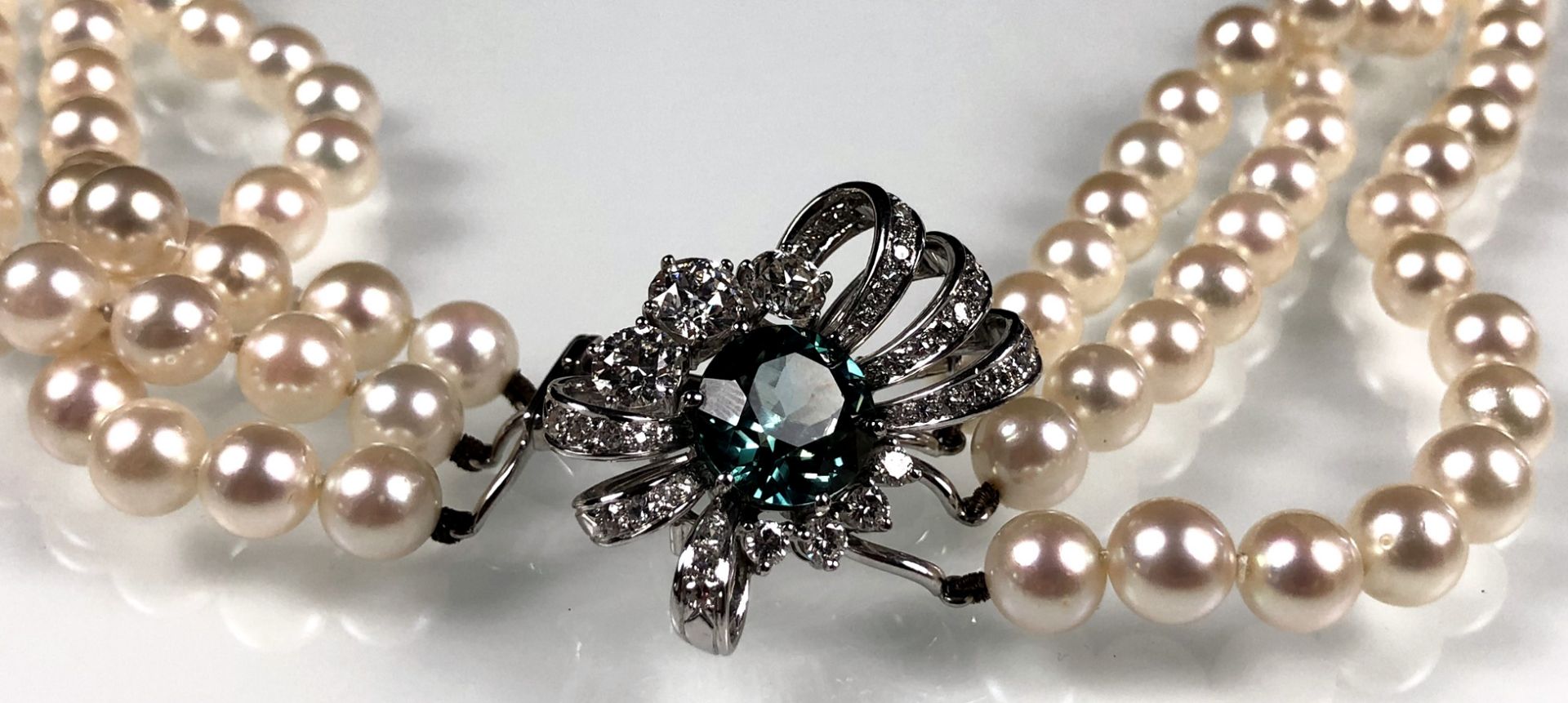 Collier. 3 Reihen Perlen. Verschluss Weiß Gold 18K.3 Große Altschliffdiamanten circa 0,75 + 0,5 + - Bild 6 aus 12