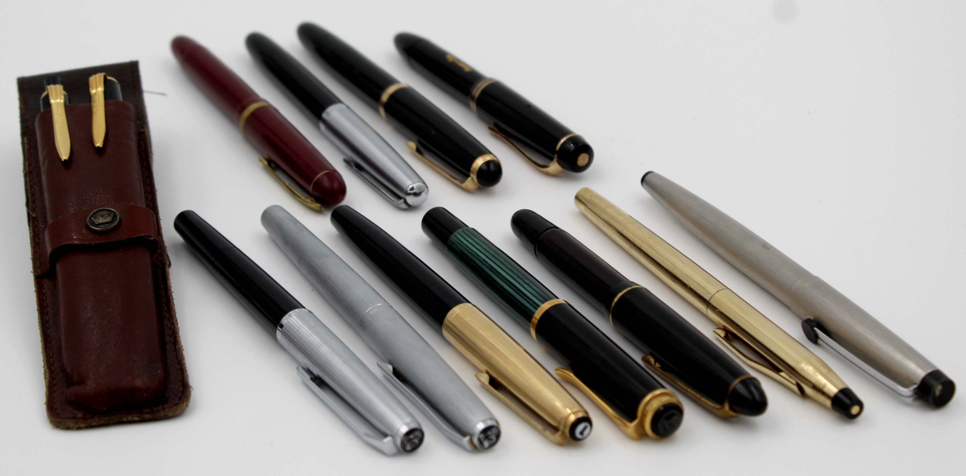 13 Schreibgeräte. Meistens Pelikan. Auch Füller mit Goldfeder.13 writing instruments. Mostly