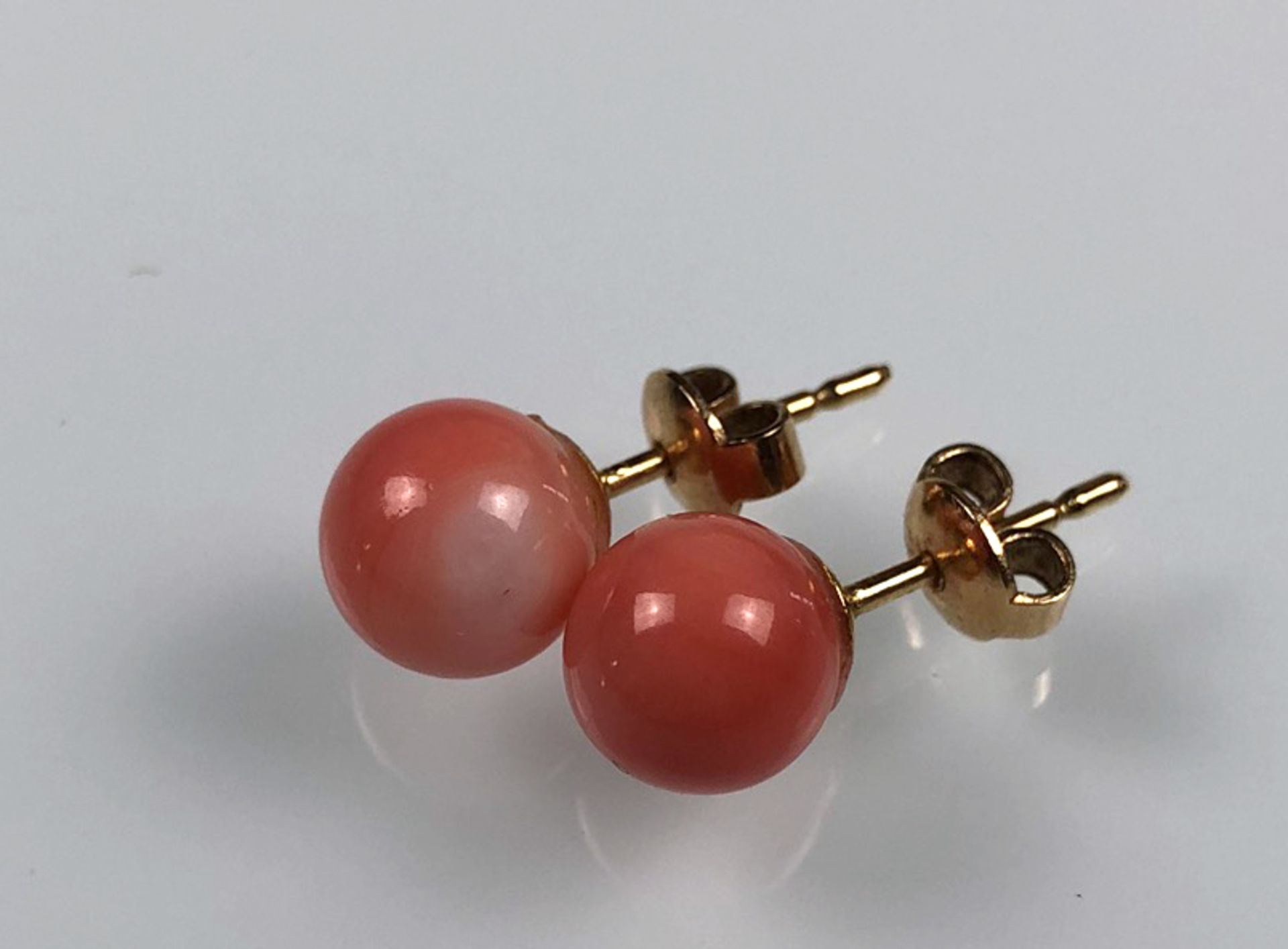 Collier und Ohrstecker. Koralle. Gold 750.Circa 44 cm lang.Necklace and ear studs. Coral. Gold 750. - Image 3 of 8