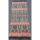 Sumba Ikat. Indonesien. Alt.242 cm x 112 cm. Handgewebt und in Ikattechnik eingefärbt. Aus einer