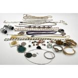 Modeschmuck. 4 Uhren. Teilweise Silber, Perlen, Bein und Steine.Costume jewellery. 4 watches. Partly