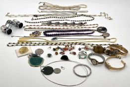 Modeschmuck. 4 Uhren. Teilweise Silber, Perlen, Bein und Steine.Costume jewellery. 4 watches. Partly