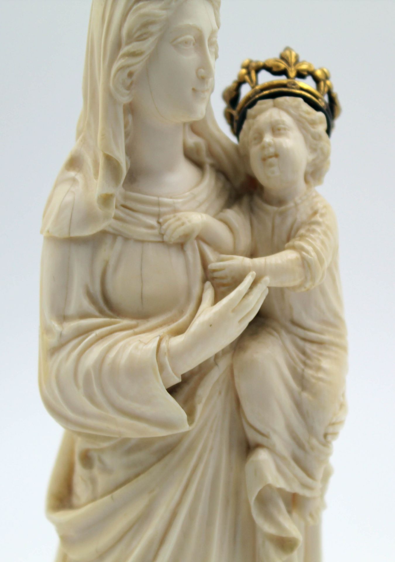 Maria mit Jesus. Skulptur aus Elfenbein. Historismus. Wohl 1850 - 1880.Die Skulptur mit den Kronen - Bild 8 aus 13