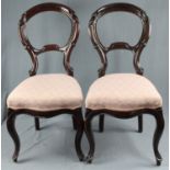 2 Stühle. Holz geschnitzt und ebonisiert. Wohl Periode Louis-Philippe I..92 cm x 46 cm x 59 cm.