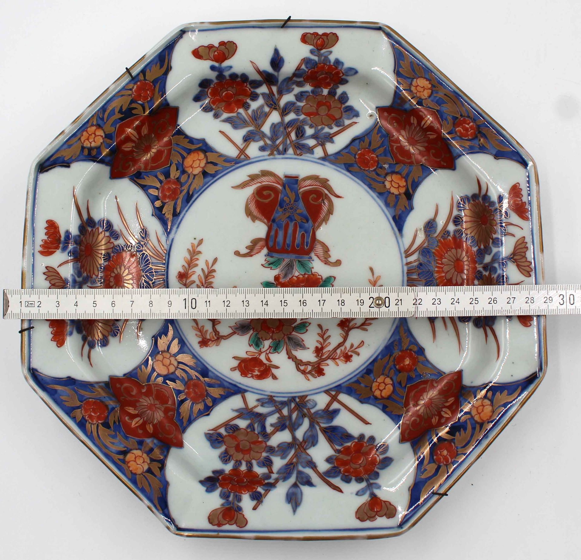 2 Imari - Platten. Japan, wohl alt.Bis 30 cm. Asiatika, Porzellan.2 Imari plates. Japan, probably - Bild 10 aus 10