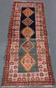 Eriwan Galerie, Teppich. Armenien / Kaukasus. Circa 90 Jahre alt.312 cm x 125 cm. Handgeknüpft.