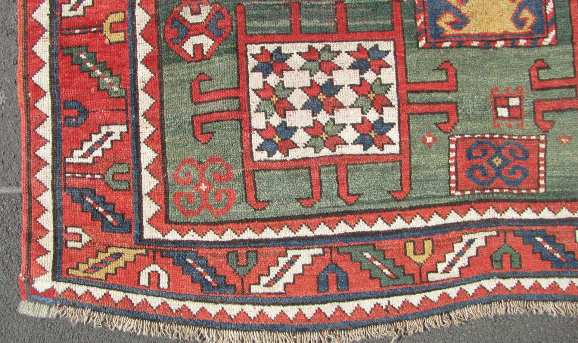 Karachoph Kasak. Kaukasus. Antik, circa 120 - 160 Jahre alt.213 cm x 175 cm. Handgeknüpft. Wolle auf - Bild 5 aus 12