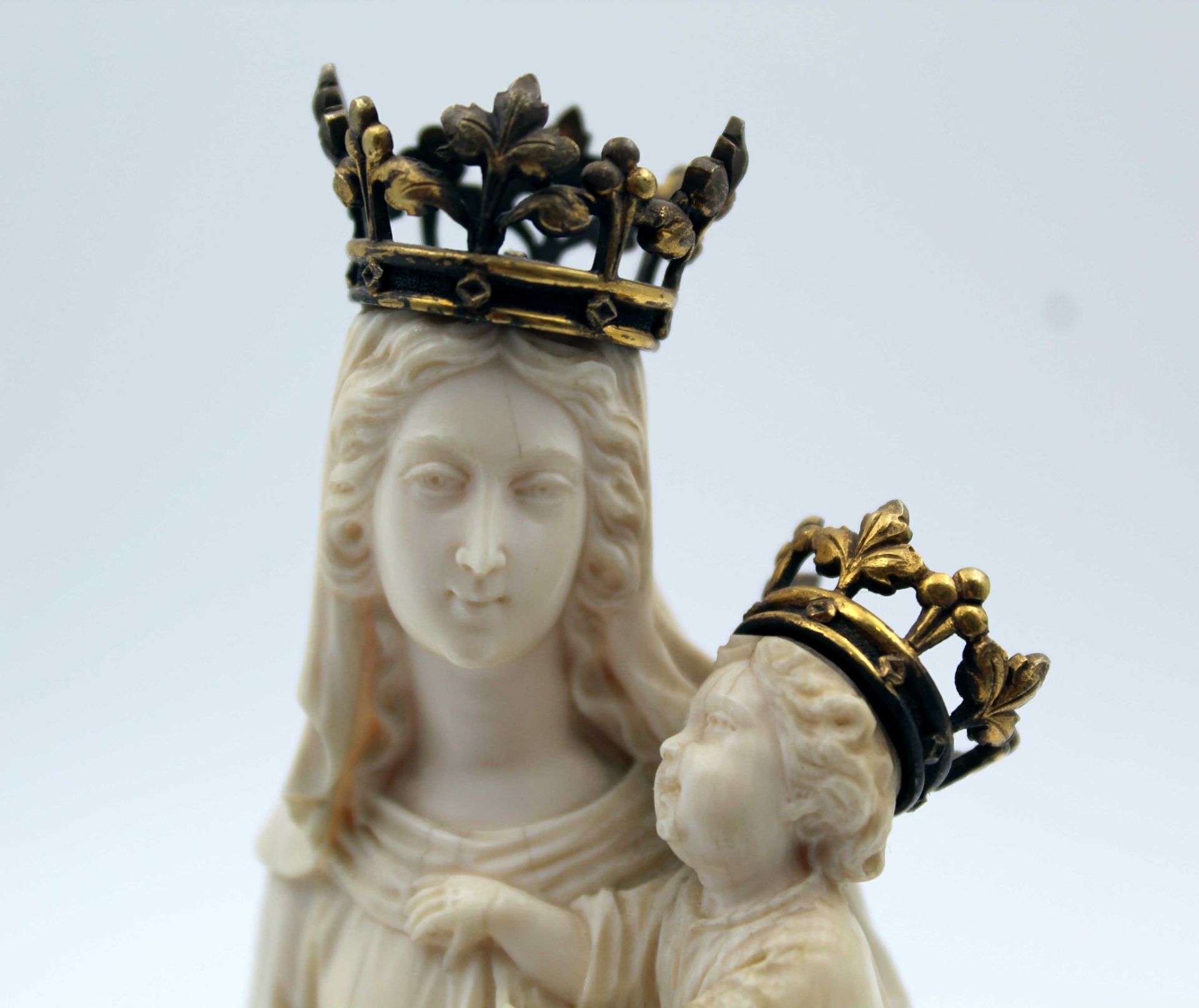Maria mit Jesus. Skulptur aus Elfenbein. Historismus. Wohl 1850 - 1880.Die Skulptur mit den Kronen - Bild 4 aus 13