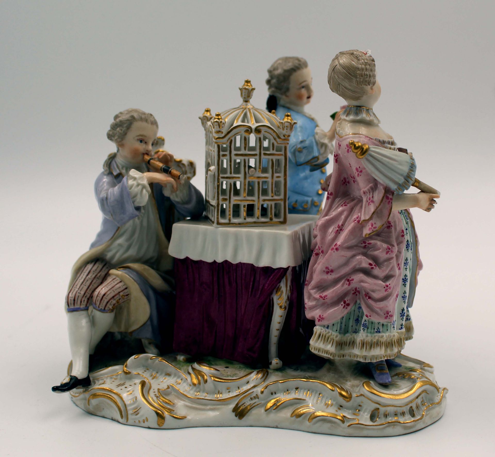 Meissen Porzellan. "Singvogelschule / Bezirzen".14 cm x 18 cm x 14 cm. Unter anderem beschädigt - Bild 15 aus 21