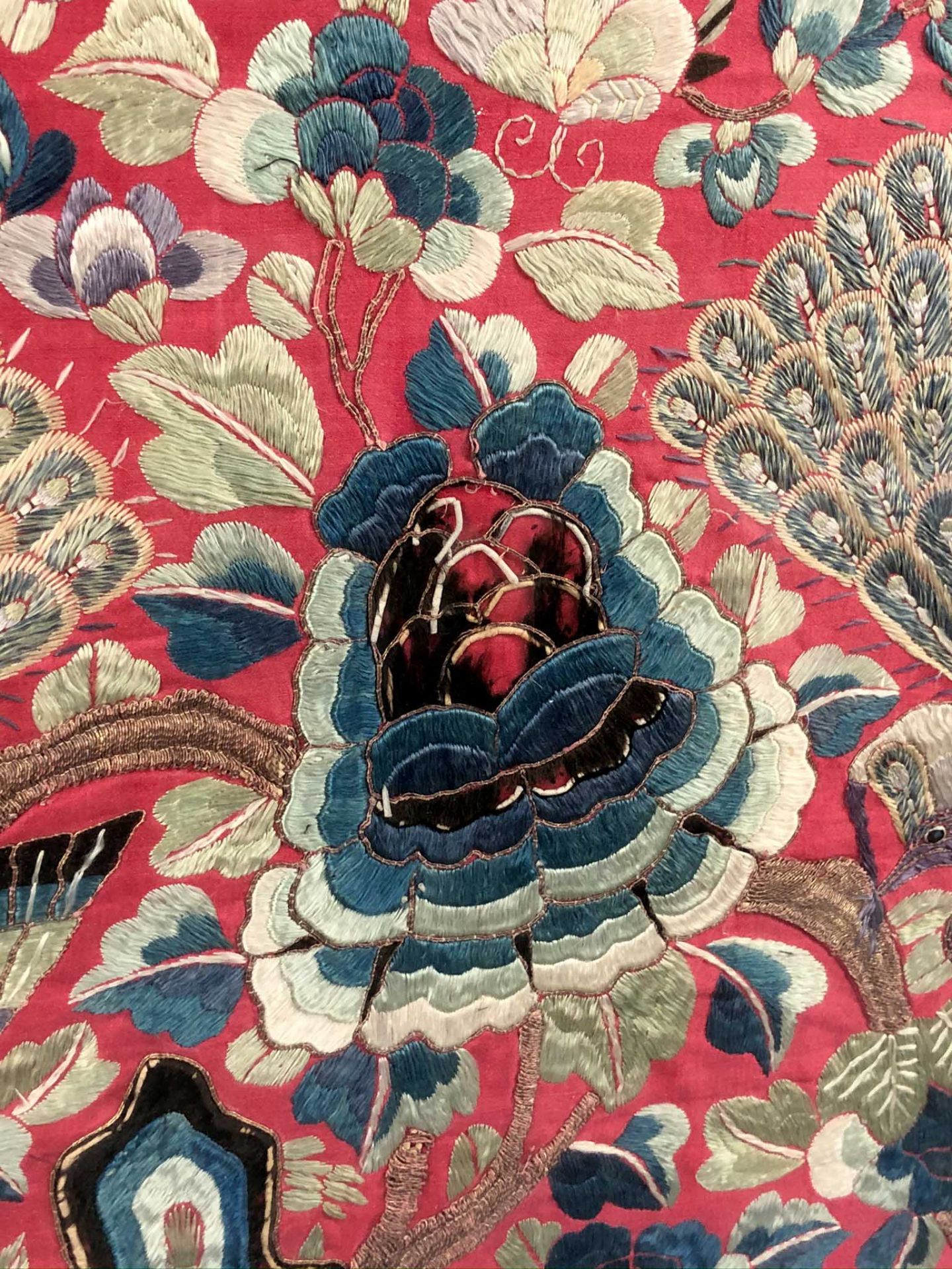 Behang. Seidenstickerei, Stumpwork. Wohl China 19. Jahrhundert.91,5 cm x 98 cm sichtbar. Hinten - Bild 12 aus 14