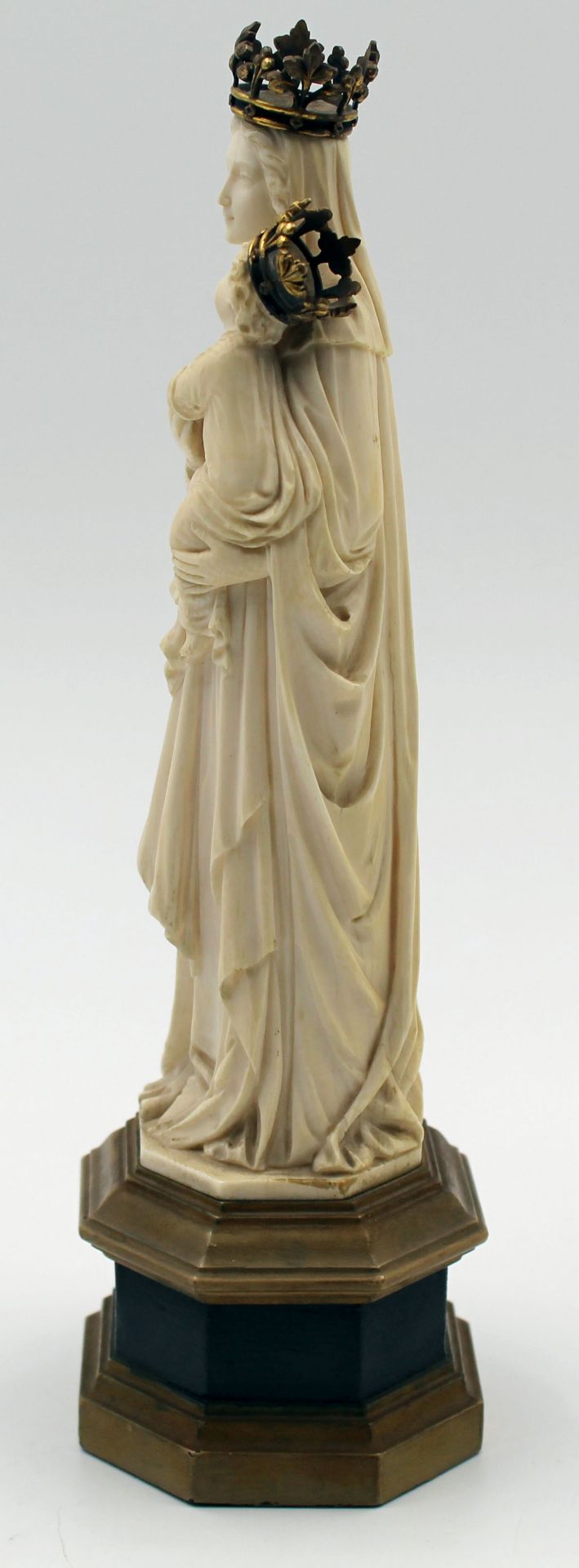 Maria mit Jesus. Skulptur aus Elfenbein. Historismus. Wohl 1850 - 1880.Die Skulptur mit den Kronen - Bild 9 aus 13