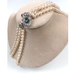 Collier. 3 Reihen Perlen. Verschluss Weiß Gold 18K.3 Große Altschliffdiamanten circa 0,75 + 0,5 +
