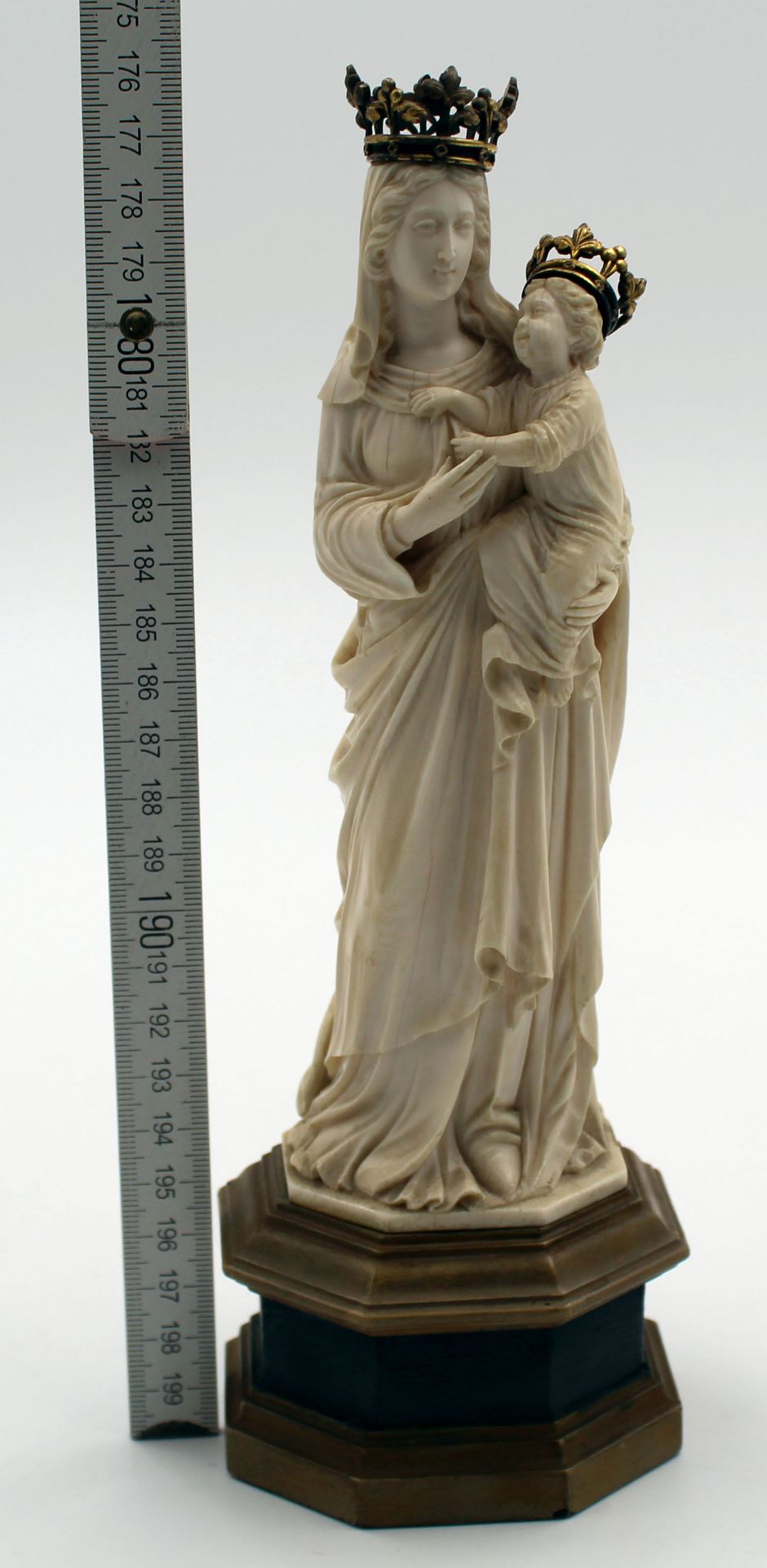 Maria mit Jesus. Skulptur aus Elfenbein. Historismus. Wohl 1850 - 1880.Die Skulptur mit den Kronen - Bild 5 aus 13