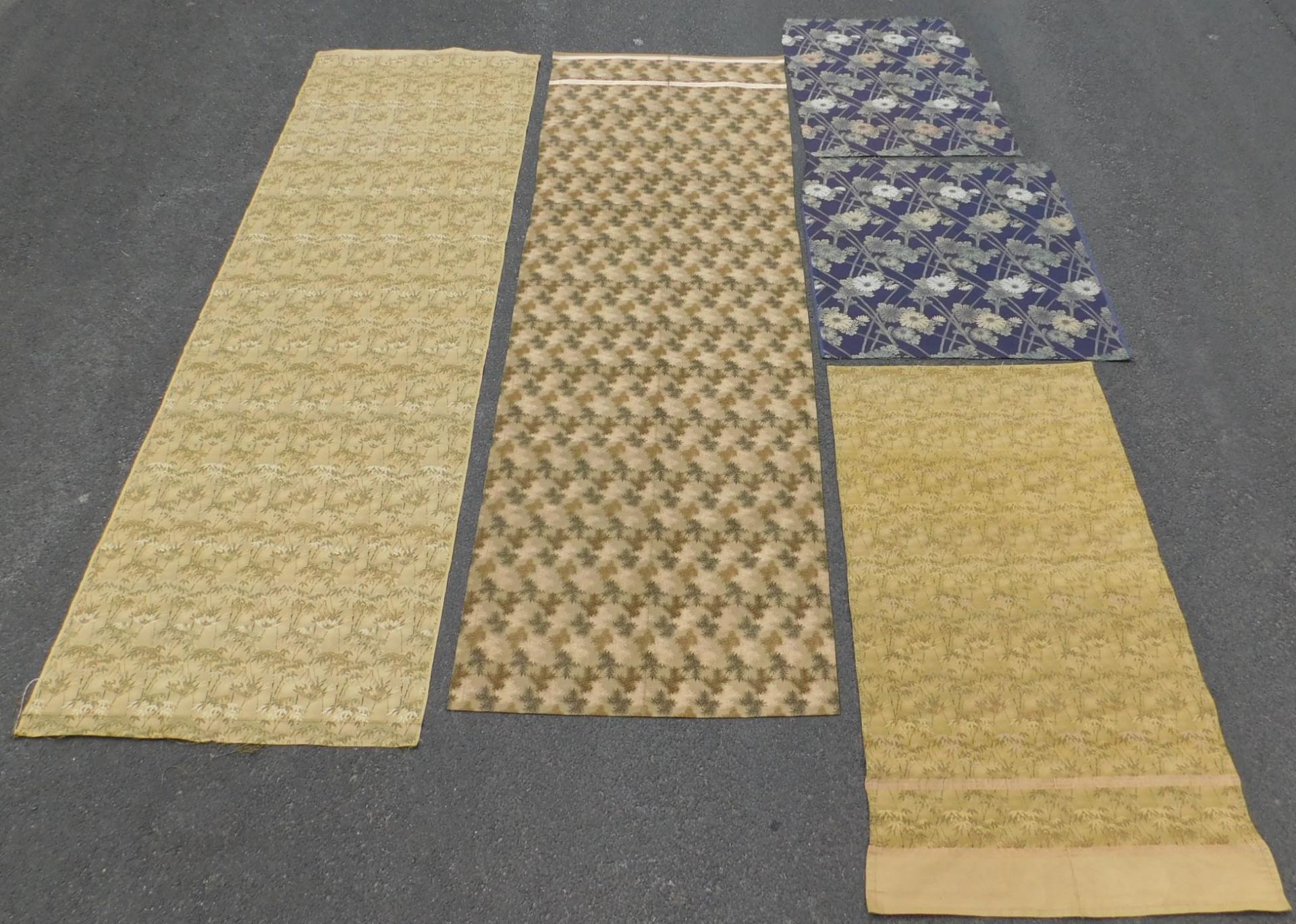 5 Obi Textilien Japan. Wohl alt, teils Seide, gewebt.Bis 205,5 cm x 65 cm.5 Obi Textiles Japan.