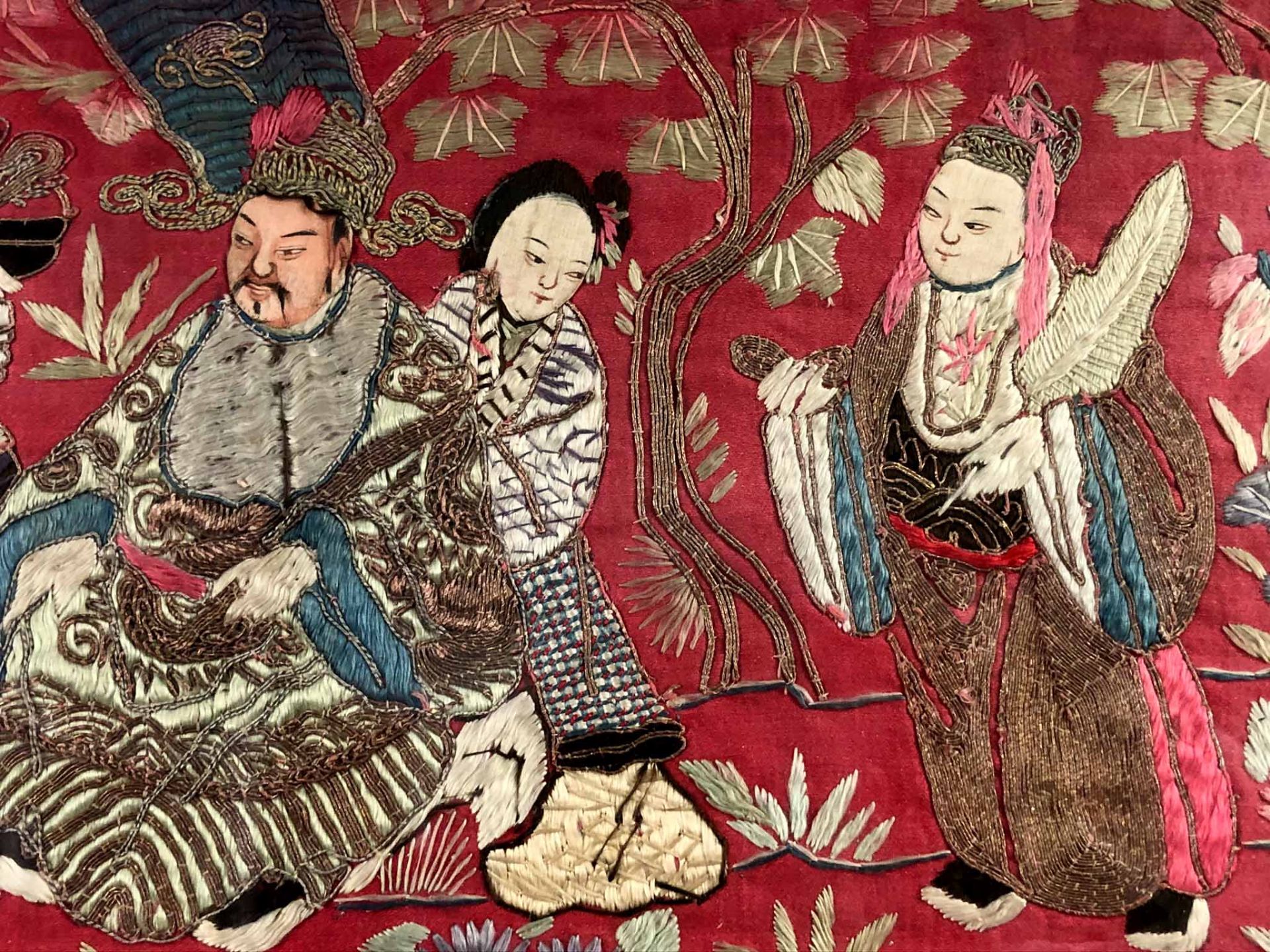 Behang. Seidenstickerei, Stumpwork. Wohl China 19. Jahrhundert.91,5 cm x 98 cm sichtbar. Hinten - Bild 2 aus 14