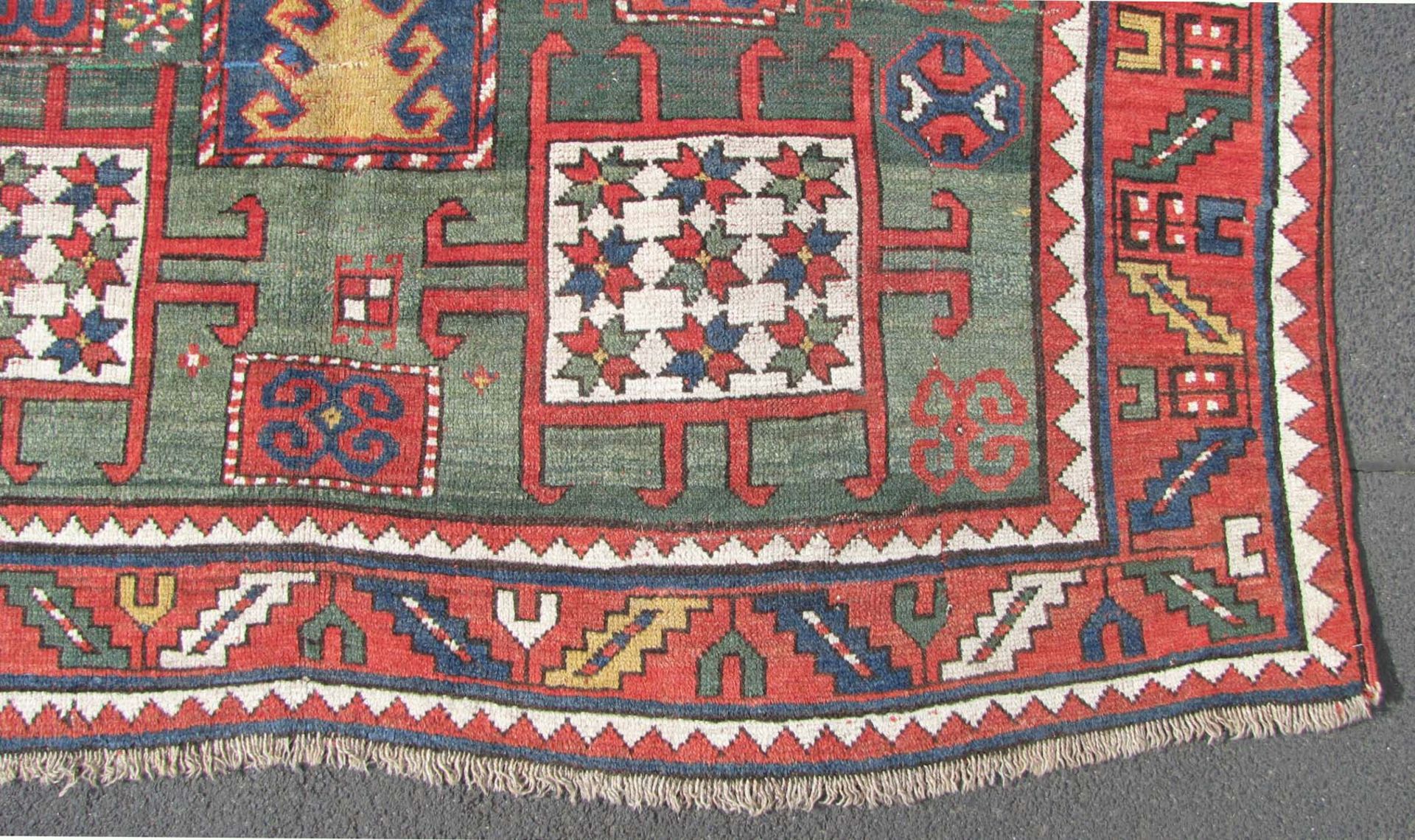 Karachoph Kasak. Kaukasus. Antik, circa 120 - 160 Jahre alt.213 cm x 175 cm. Handgeknüpft. Wolle auf - Bild 6 aus 12