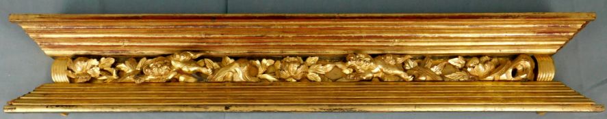 Supra Porte. Holz. Goldfarben mit geschnitzten Löwen und Lotusblüten.18 cm x 104 cm x 18 cm. Wohl