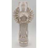 Guanyin auch Kuan-Ying. Blanc de Chine. Porzellan. Wohl China.43 cm hoch. Sehr feine Skulptur.