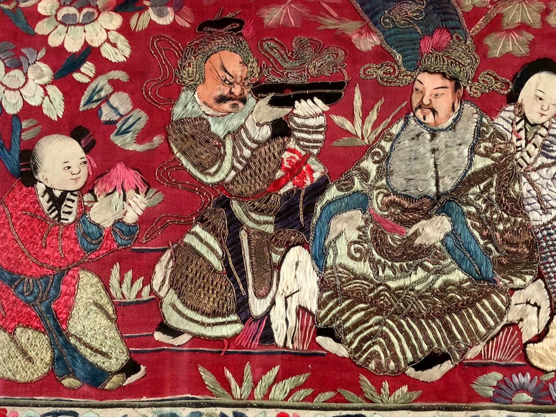 Behang. Seidenstickerei, Stumpwork. Wohl China 19. Jahrhundert.91,5 cm x 98 cm sichtbar. Hinten - Bild 3 aus 14