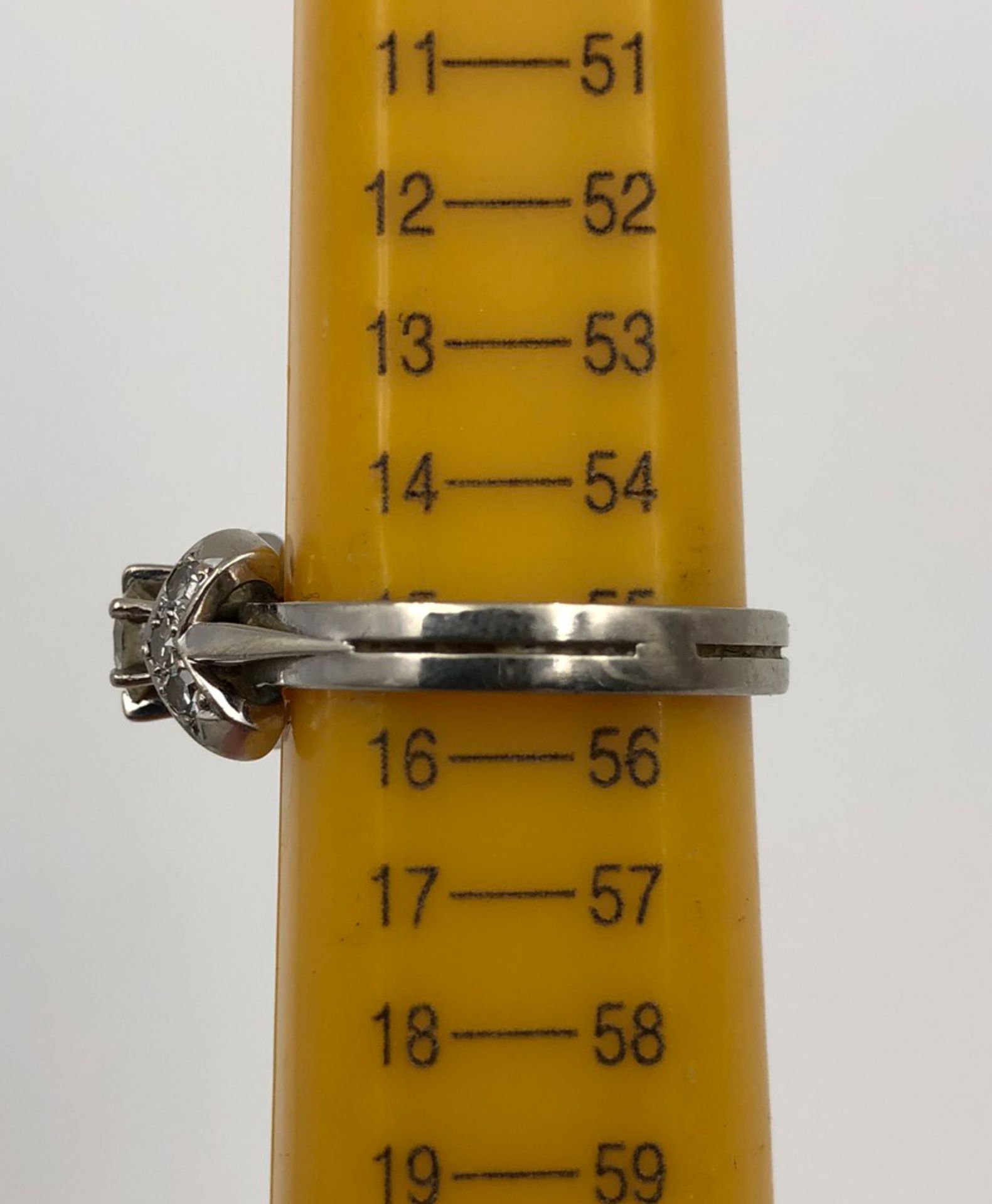 Weiß Gold 585. Ring mit Brillanten.4,0 Gramm Gesamtgewicht. Der mittige Diamant 4,48 mm Durchmesser, - Bild 6 aus 13