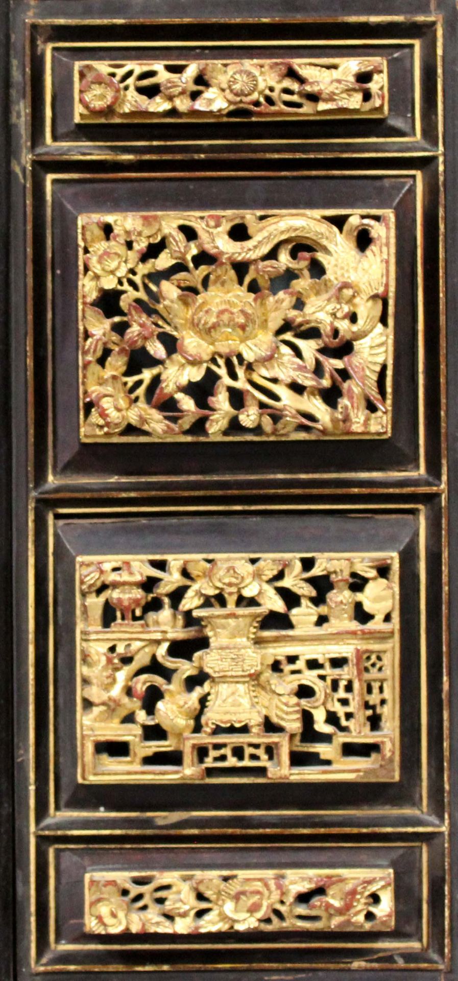 Spiegel. Rahmen mit geschnitzten Füllungen. Goldfarben.33 cm x 70 cm. Wohl China Republik.Mirror. - Bild 2 aus 6