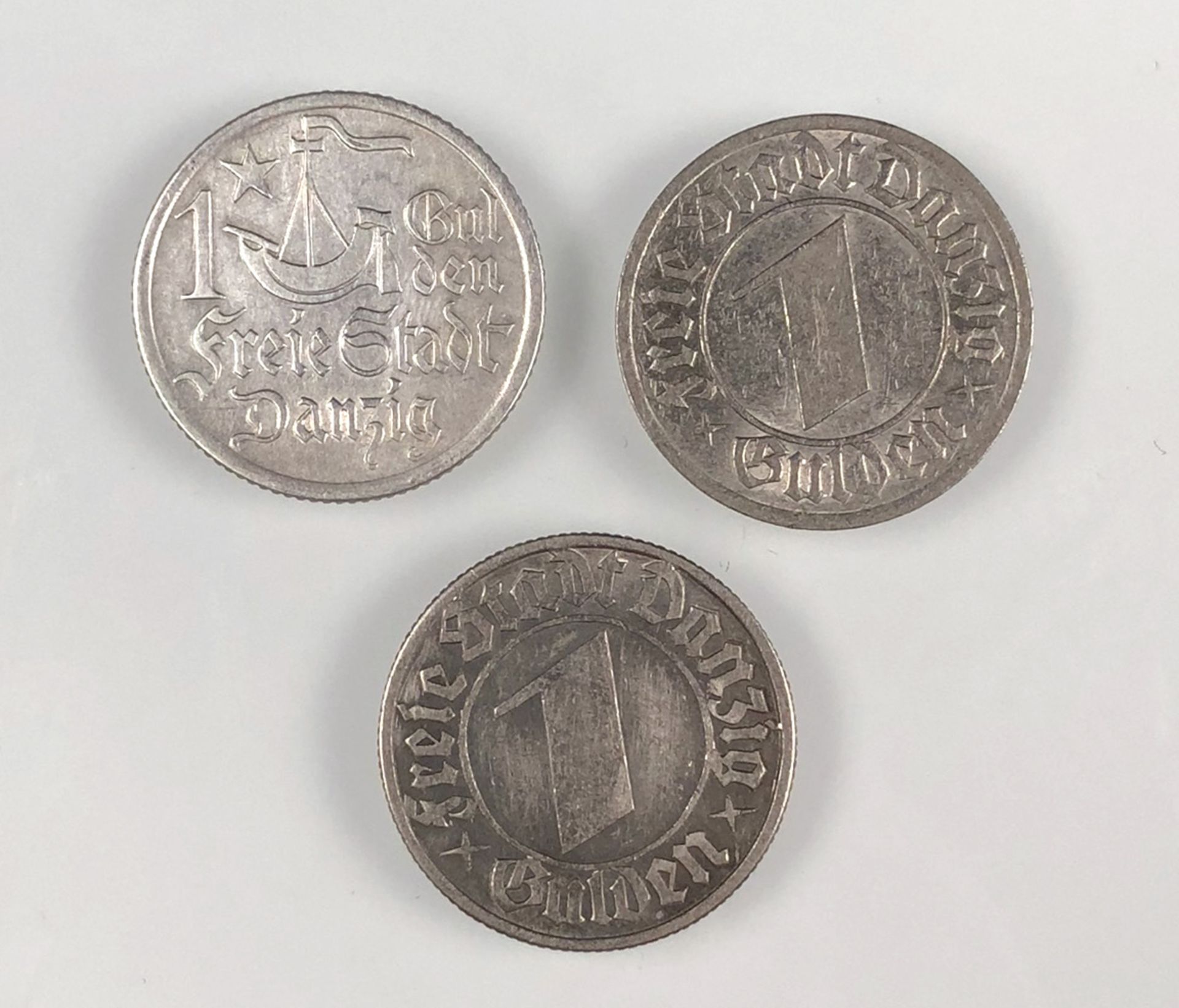 Danzig 3 mal Gulden. 1923 (J. D7) 2 mal 1932 (J. D15).14,9 Gramm zusammen.Danzig 3 mal Gulden.